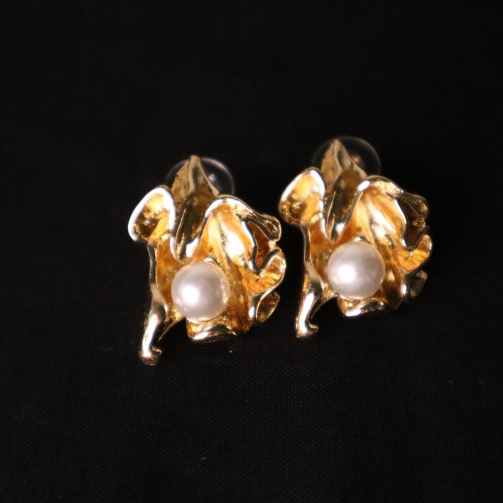 Vintage Style Gold-Tone Pearl Floral Stud Earrings - Picture 3 of 3